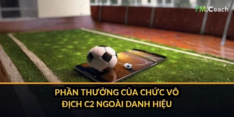 Cúp Europa League được nâng cao trong đêm chung kết